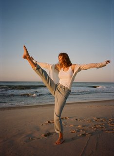 Taylor Swift feet photo thumbnail