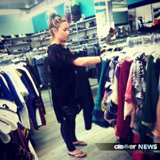 Demi Lovato feet photo thumbnail