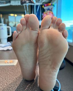 Kyle Unfug feet photo thumbnail