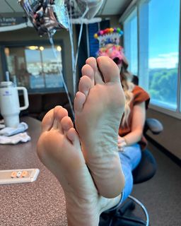 Kyle Unfug feet photo thumbnail