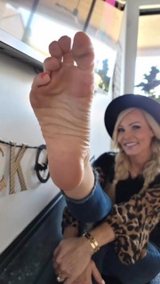 Kyle Unfug feet photo thumbnail