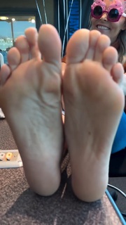 Kyle Unfug feet photo thumbnail