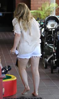 Hilary Duff feet photo thumbnail