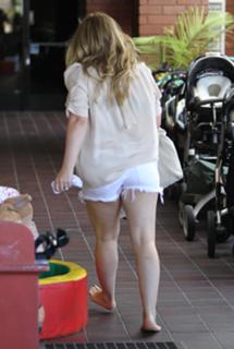 Hilary Duff feet photo thumbnail