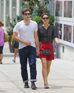 Keira Knightley feet photo thumbnail