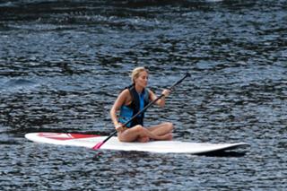 Carrie Underwood feet photo thumbnail