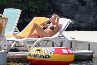 Carrie Underwood feet photo thumbnail
