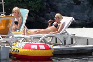 Carrie Underwood feet photo thumbnail