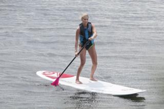 Carrie Underwood feet photo thumbnail