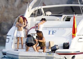 Shakira feet photo thumbnail