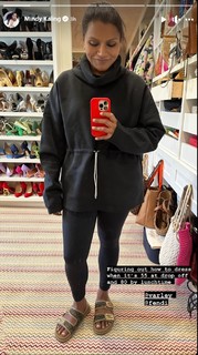 Mindy Kaling feet photo thumbnail