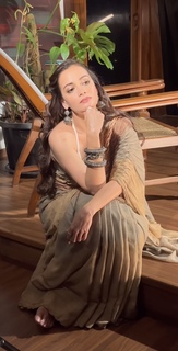 Dia Mirza feet photo thumbnail