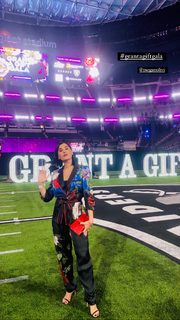 Megan Olivi feet photo thumbnail
