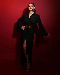 Zareen Khan feet photo thumbnail