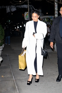 Vanessa Hudgens feet photo thumbnail