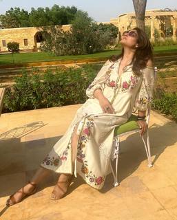 Raveena Tandon feet photo thumbnail
