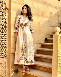 Raveena Tandon feet photo thumbnail