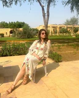 Raveena Tandon feet photo thumbnail