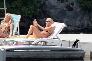 Carrie Underwood feet photo thumbnail
