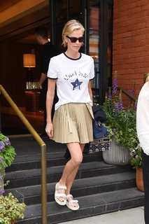 Charlize Theron feet photo thumbnail