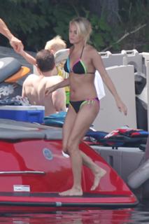 Carrie Underwood feet photo thumbnail