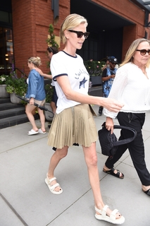 Charlize Theron feet photo thumbnail