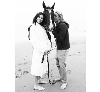 Kendall Jenner feet photo thumbnail