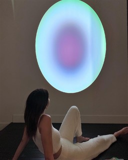 Kendall Jenner feet photo thumbnail