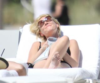 Katherine Heigl feet photo thumbnail