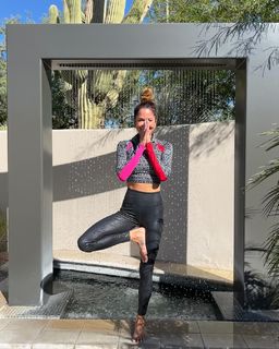 Brooke Burke feet photo thumbnail