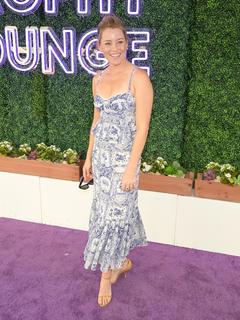 Elizabeth Banks feet photo thumbnail