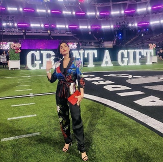 Megan Olivi feet photo thumbnail