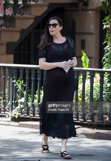Liv Tyler feet photo thumbnail