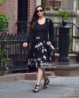 Liv Tyler feet photo thumbnail