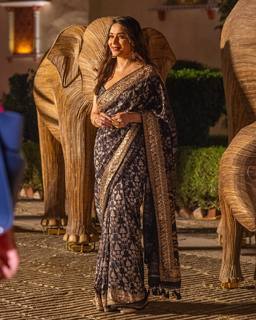 Madhuri Dixit feet photo thumbnail