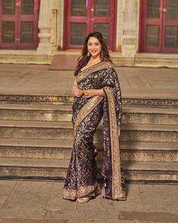 Madhuri Dixit feet photo thumbnail