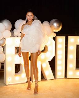 Olivia Culpo feet photo thumbnail