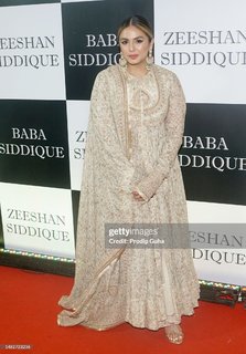 Huma Qureshi feet photo thumbnail