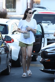 Gal Gadot feet photo thumbnail