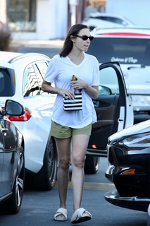 Gal Gadot feet photo thumbnail