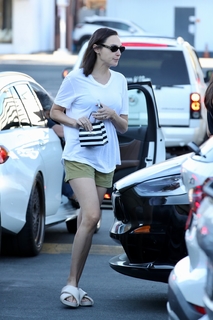 Gal Gadot feet photo thumbnail