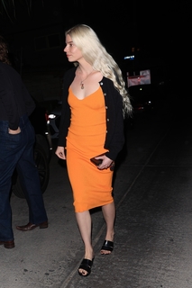 Anya Taylor-Joy feet photo thumbnail