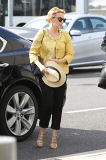 Kylie Minogue feet photo thumbnail