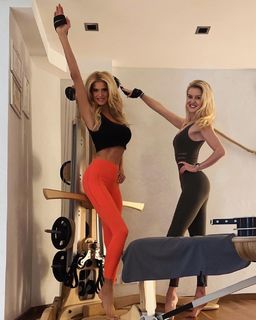 Victoria Silvstedt feet photo thumbnail