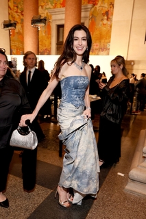 Anne Hathaway feet photo thumbnail