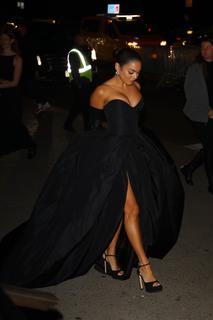 Vanessa Hudgens feet photo thumbnail