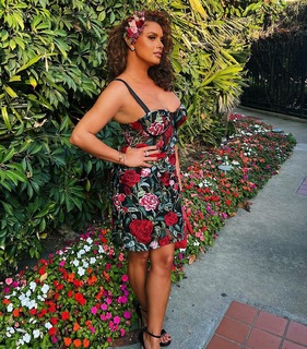 Joy Taylor feet photo thumbnail