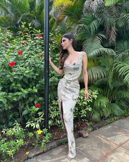 Mouni Roy feet photo thumbnail