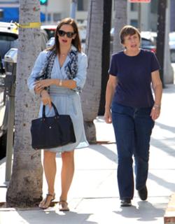 Jennifer Garner feet photo thumbnail