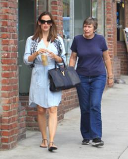 Jennifer Garner feet photo thumbnail